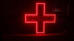 червоний аптечний хрест світлодіодний