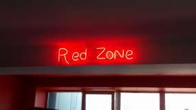 неонова вивіска red zone встановлена у школі