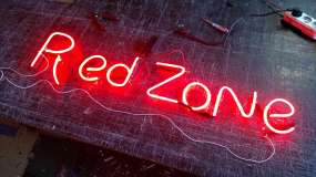неонова вивіска red zone у цеху на тренуванні